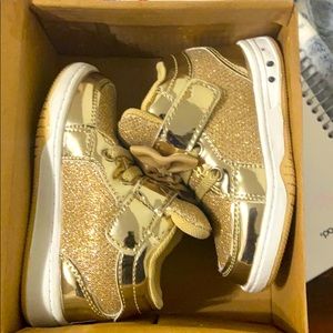 Size 5 baby girl gold with a bow sneakers